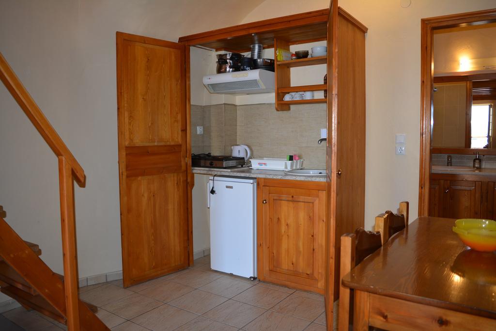 Anemomilos Suites Фира Екстериор снимка