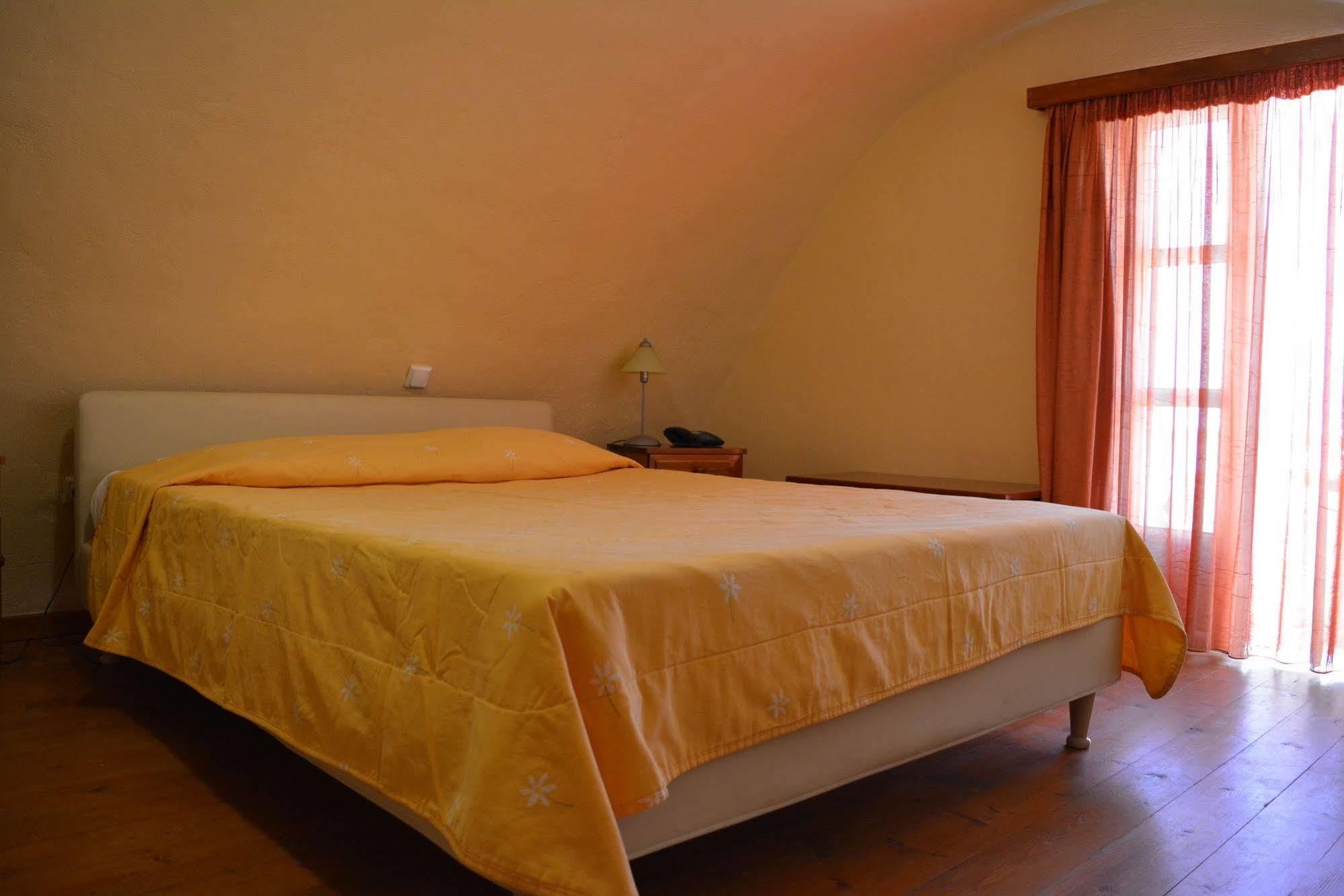 Anemomilos Suites Фира Екстериор снимка