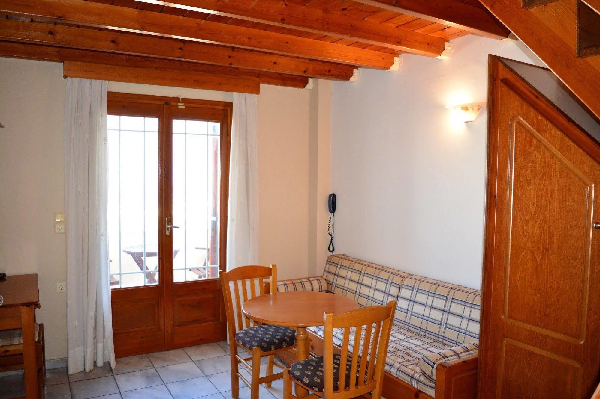 Anemomilos Suites Фира Екстериор снимка