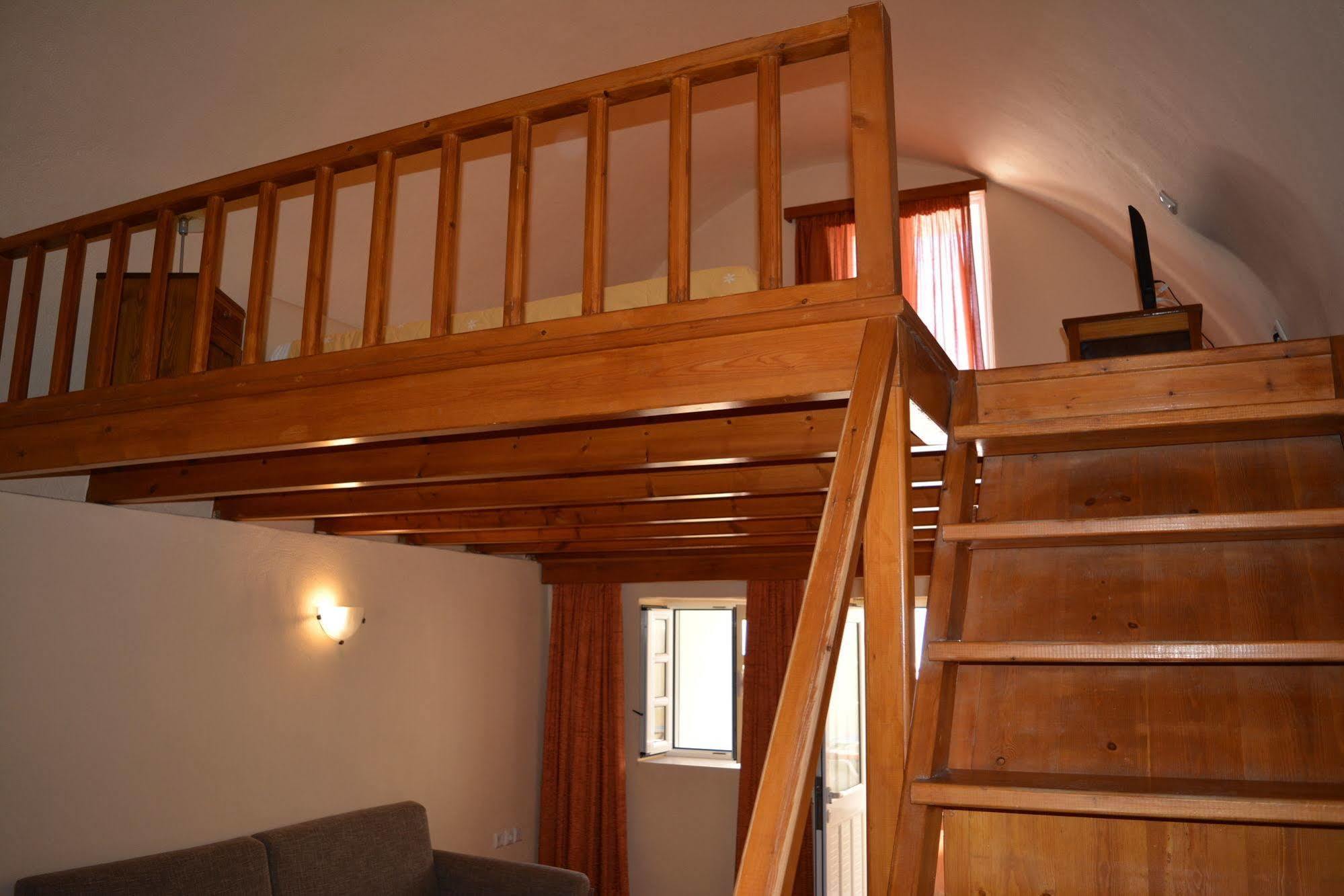 Anemomilos Suites Фира Екстериор снимка