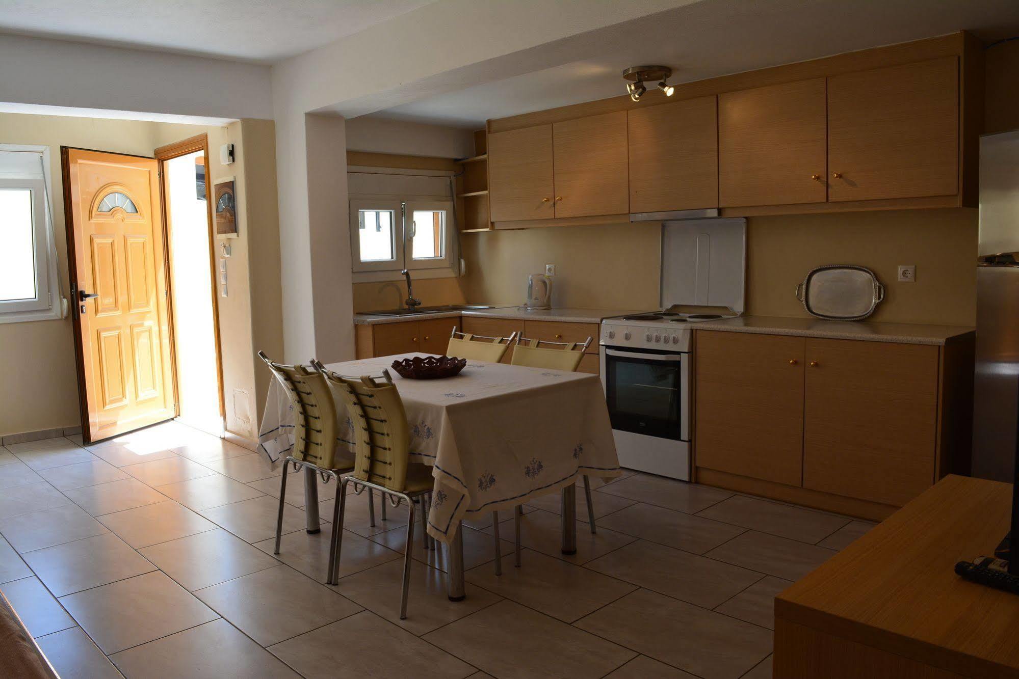 Anemomilos Suites Фира Екстериор снимка