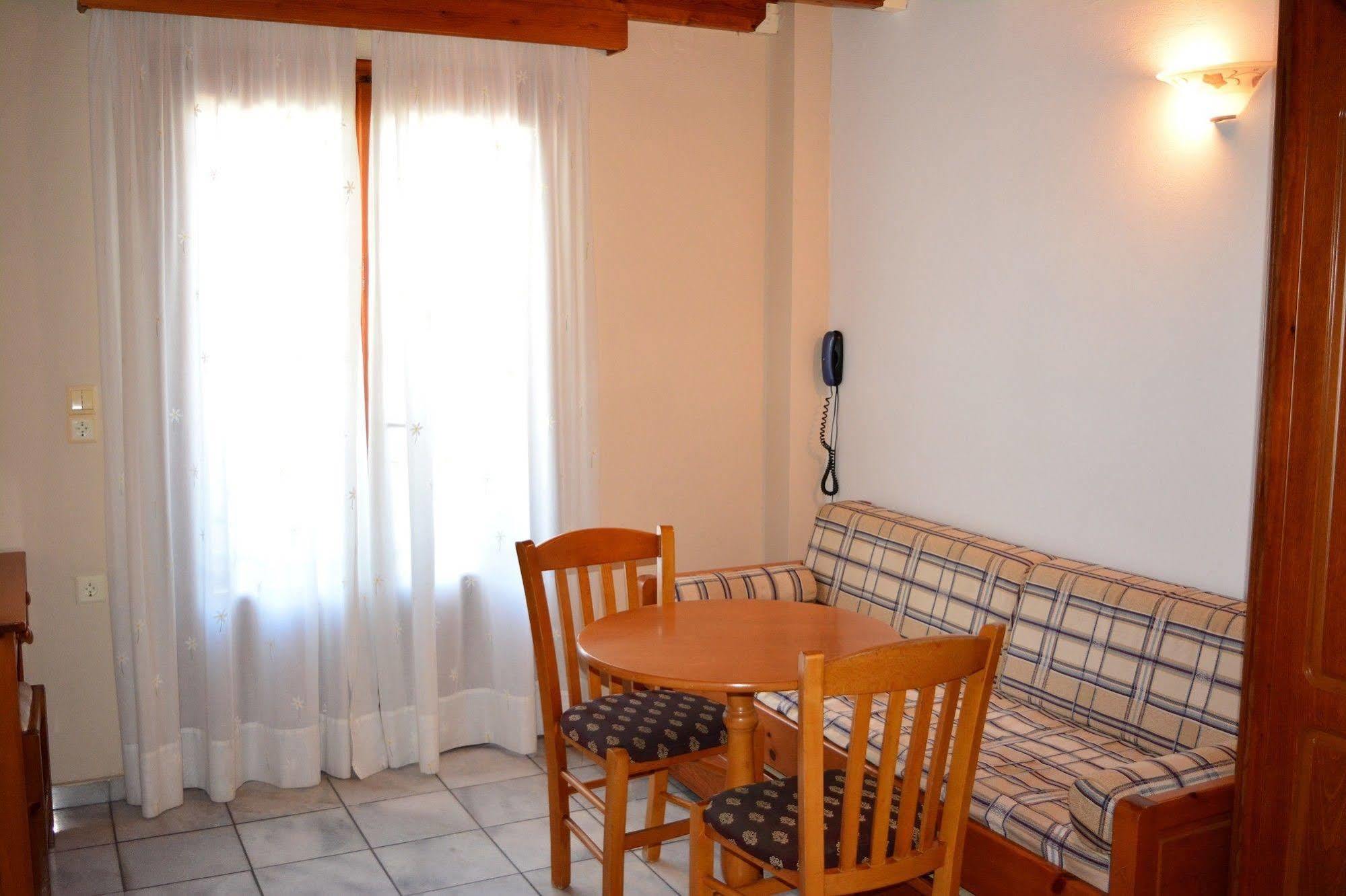 Anemomilos Suites Фира Екстериор снимка