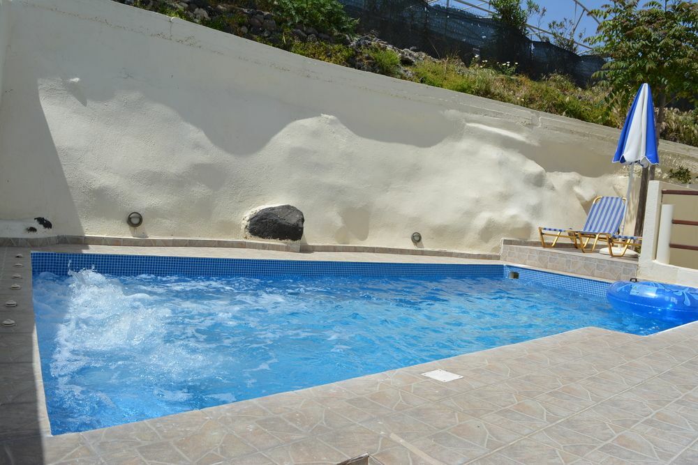 Anemomilos Suites Фира Екстериор снимка